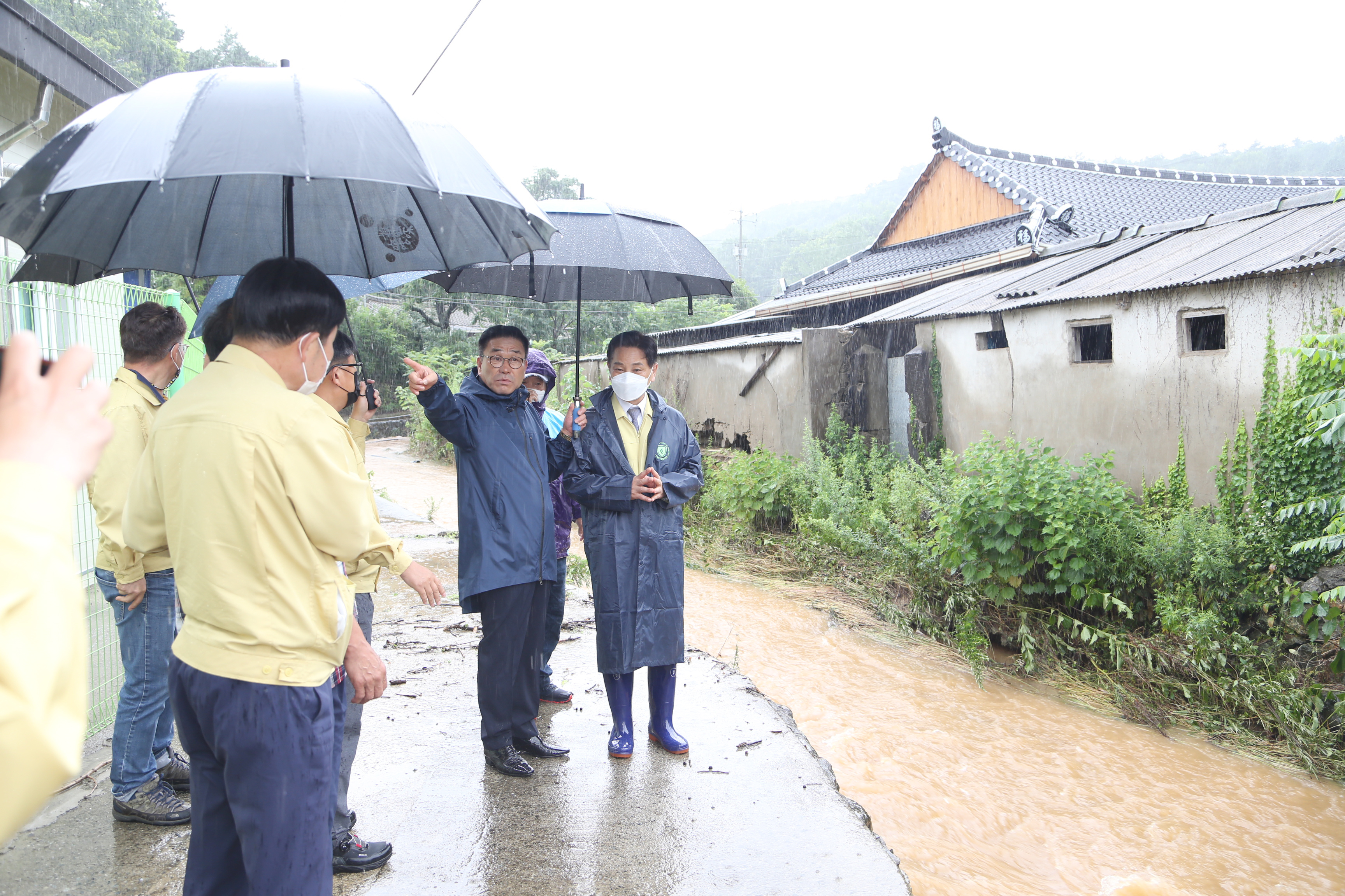 ȣ������ �ź����� �湮